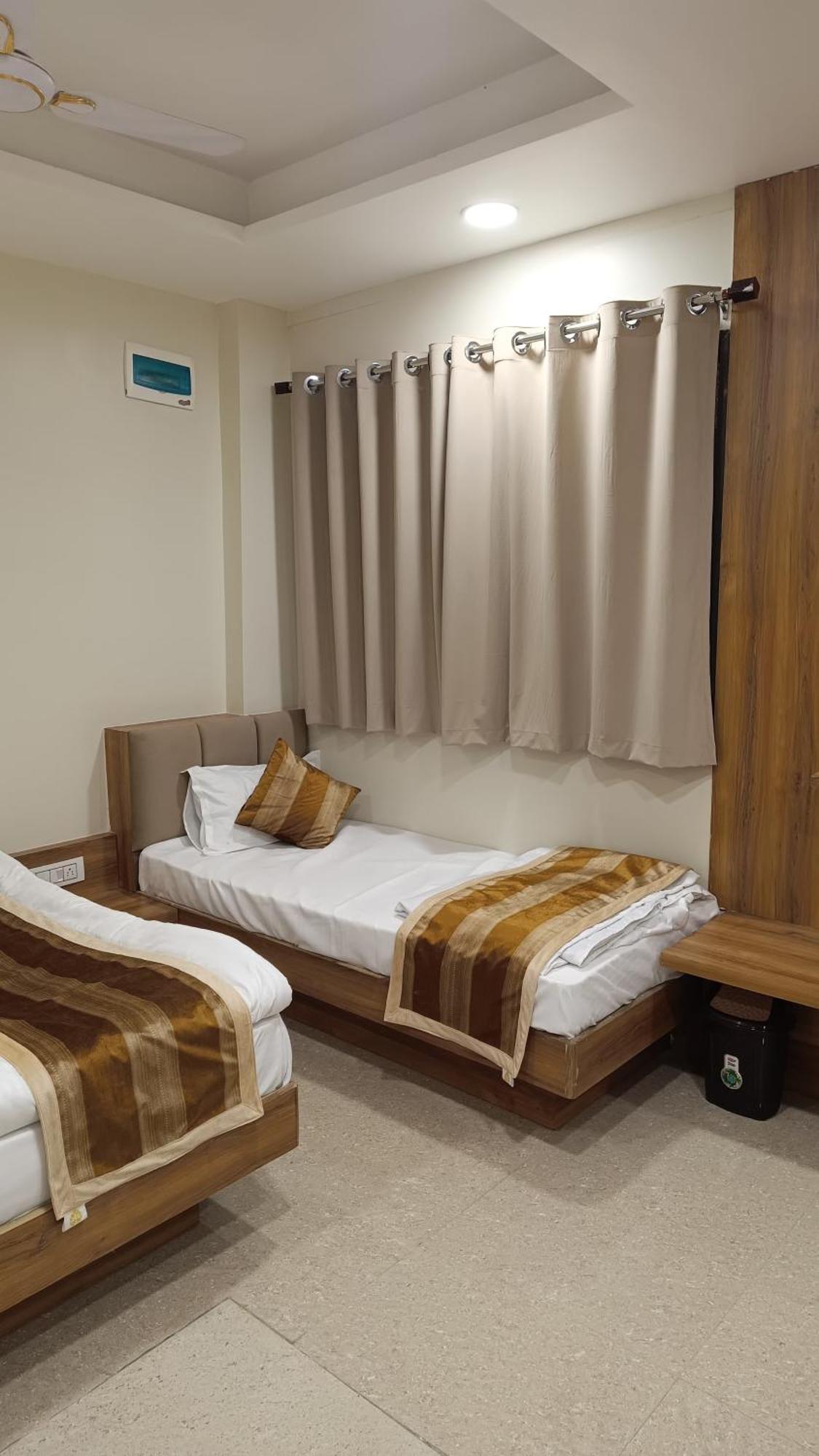 Shree Shyamraj Hotel Ujjain Buitenkant foto