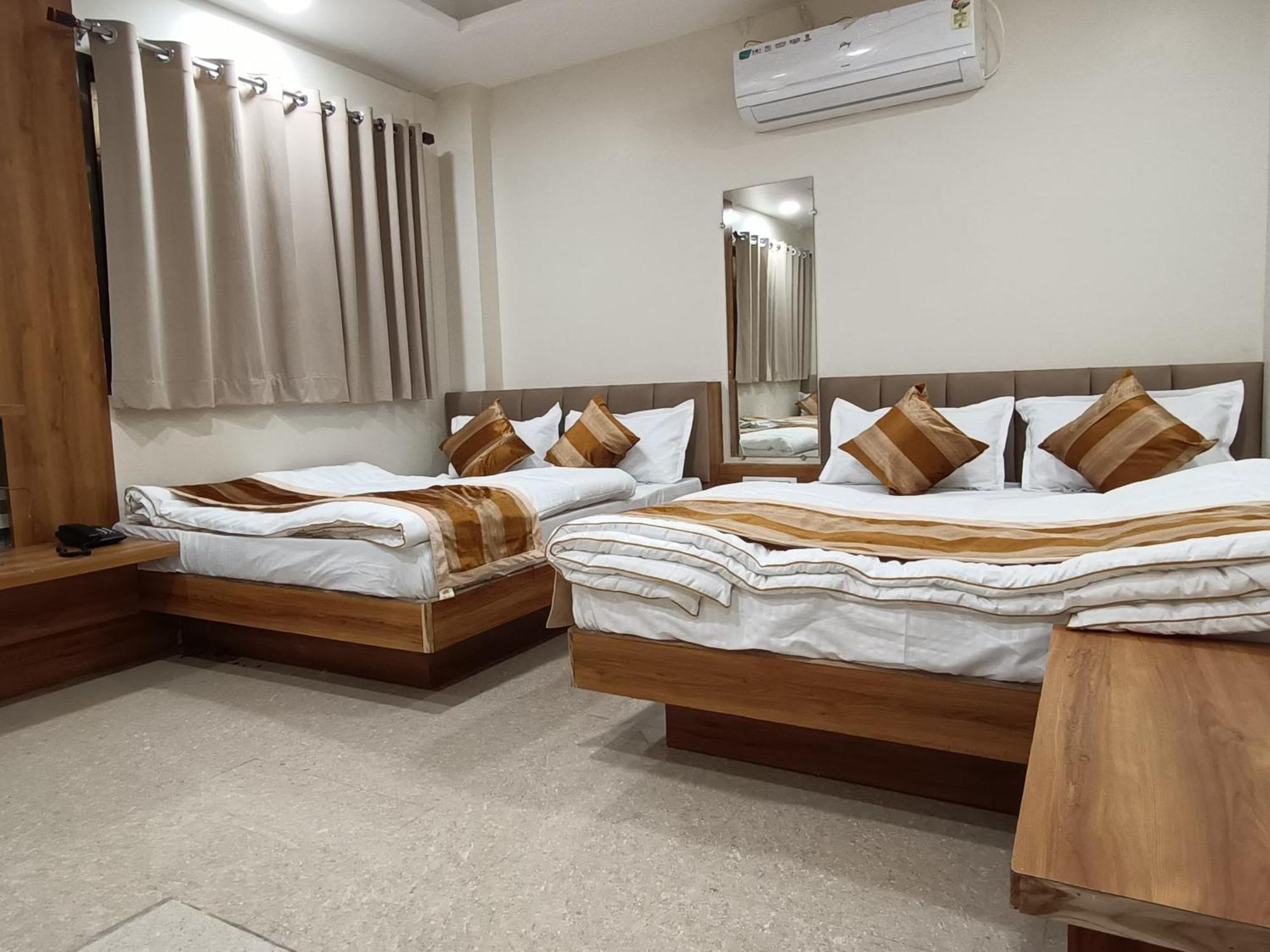 Shree Shyamraj Hotel Ujjain Buitenkant foto