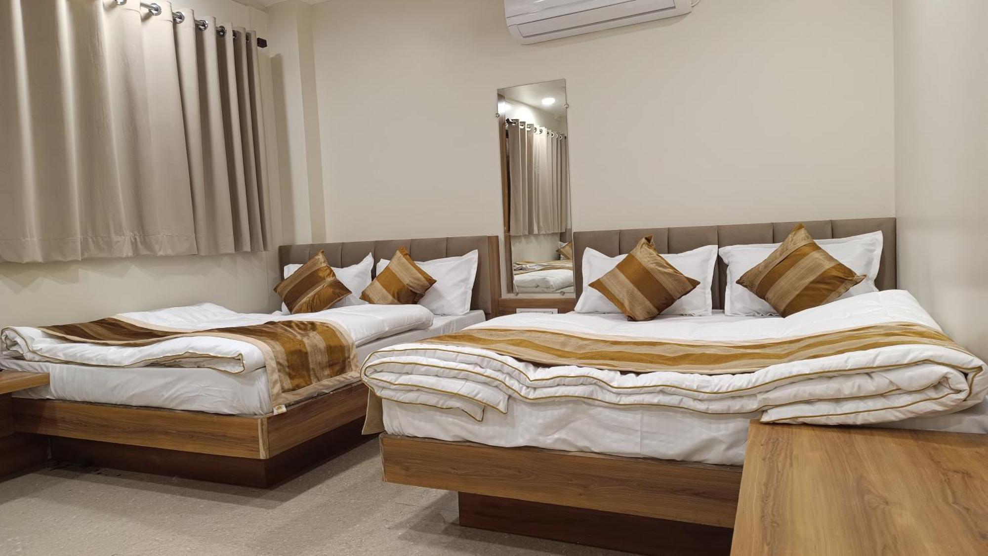 Shree Shyamraj Hotel Ujjain Buitenkant foto