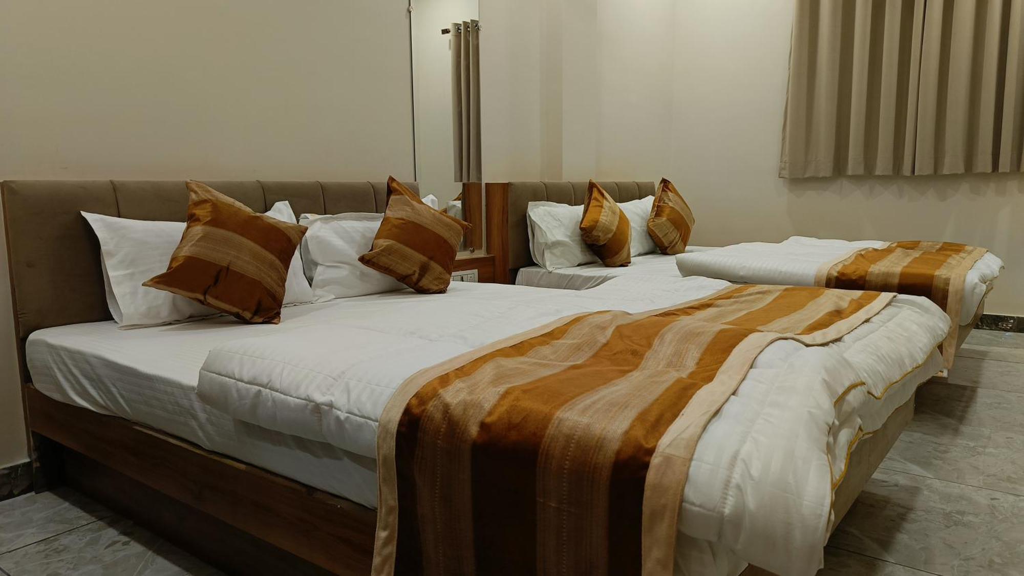 Shree Shyamraj Hotel Ujjain Buitenkant foto