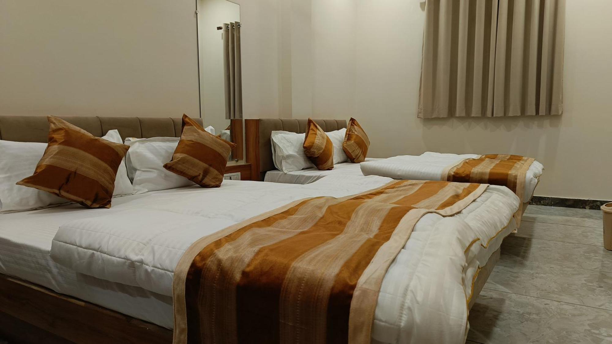 Shree Shyamraj Hotel Ujjain Buitenkant foto